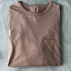 Lululemon Fundamental T pocket size Medium. Worn only once or twice.